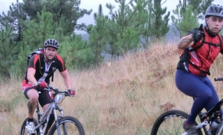chicos con casco en btt.jpg